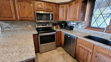 KylskÄp, mikrovÄgsugn, ugn och spishÀll