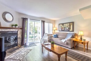 Smart-TV, peis, DVD-spiller og stereoanlegg