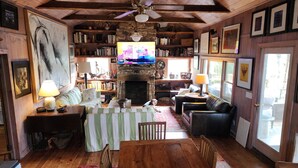 Un salon chaleureux avec une cheminée, des meubles en bois et un téléviseur.