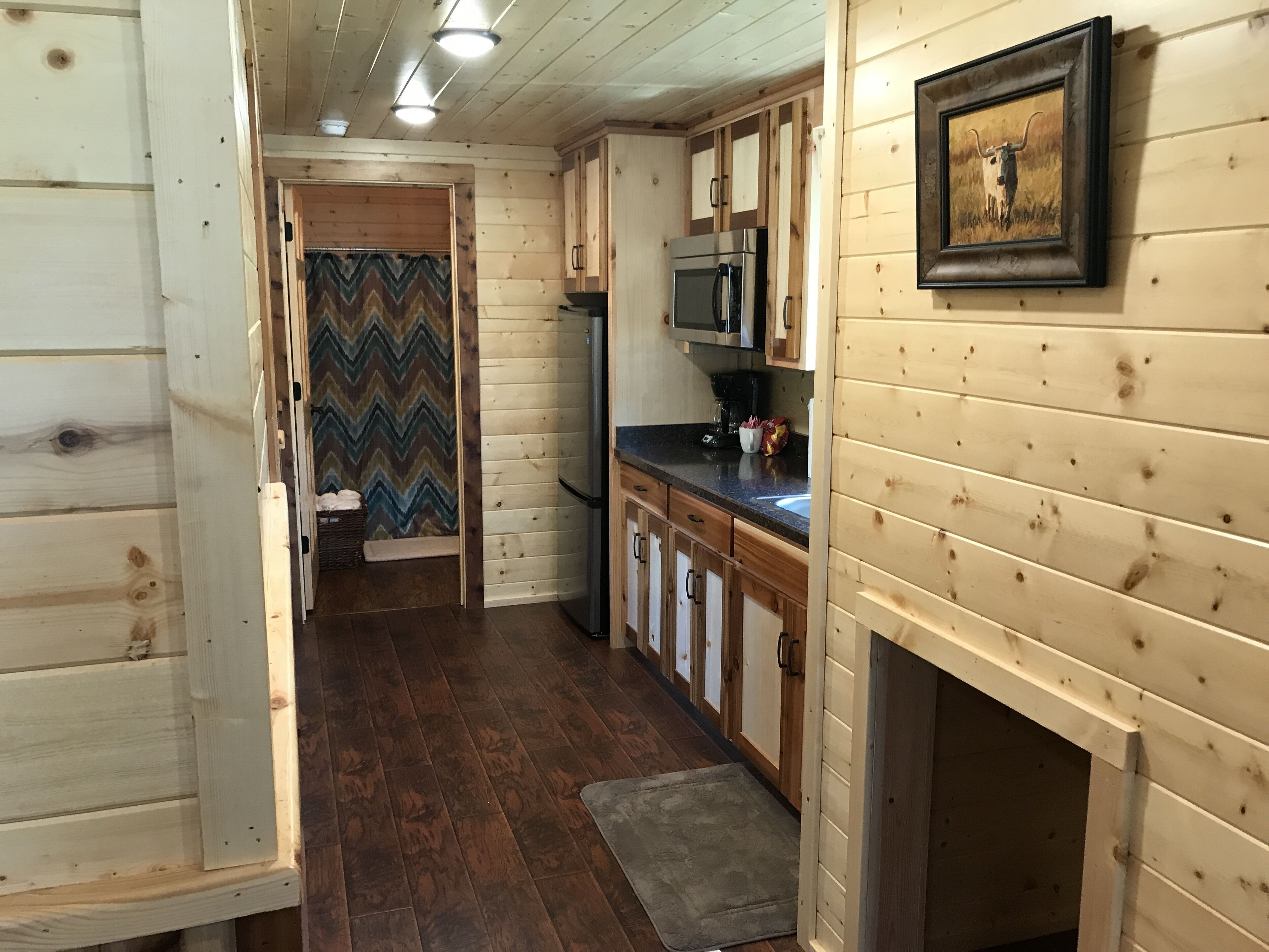 Køleskab, mikrobølgeovn, kaffe-/temaskine, brødrister