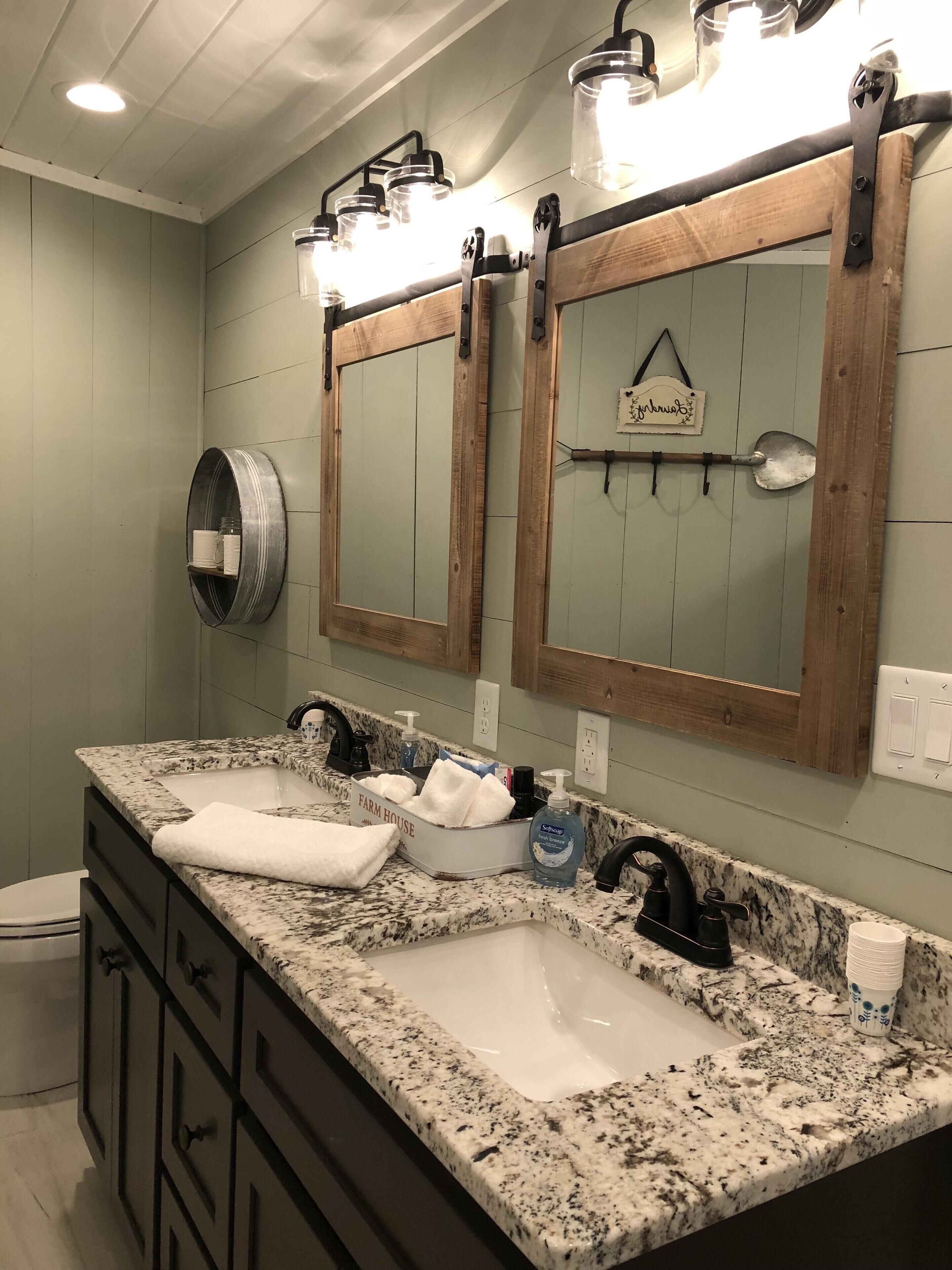 Ducha y bañera combinadas, secador de pelo, toallas y jabón