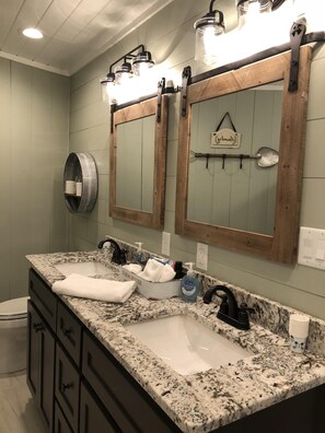 Combined shower/tub, hair dryer, towels, soap - The Farmhouse (Corinth)