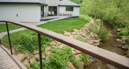 Upouusi yhden tason koti kannella ja Creekillä