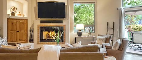 Smart TV, chimenea y libros