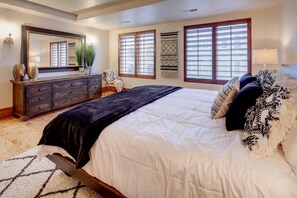 4 sovrum, skrivbord, strykjärn/strykbräda och resesäng