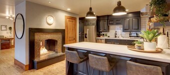 4BR Mountain Modern - Corazón de la calle principal, a una cuadra de City Lift