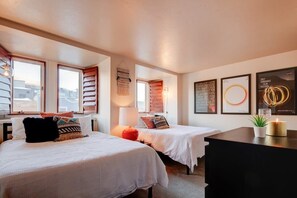 4 bedrooms, desk, iron/ironing board, travel cot - The Sundancer - 4BR Mountain Modern on Main St. (Park City)