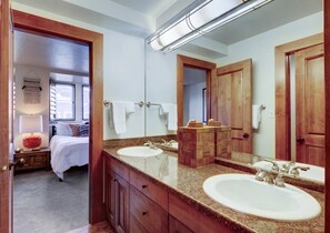Bathtub, hair dryer, towels - The Sundancer - 4BR Mountain Modern on Main St. (Park City)