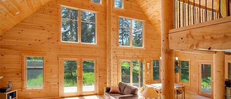 Una Smart TV, una chimenea, un reproductor de DVD, un futbolín