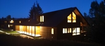 Newhard Chalet - Big House Convenient Location Great for Groups Families Friends