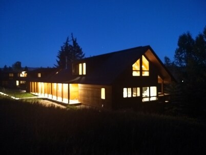 Newhard Chalet - Big House Convenient Location Great for Groups Families Friends