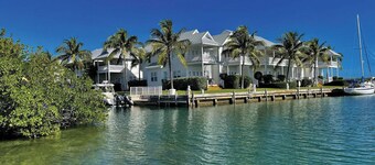 Gorgeous Waterfront 3 Bedroom Coral Lagoon Villa, Sleeps 8, with 40' Boat Slip!