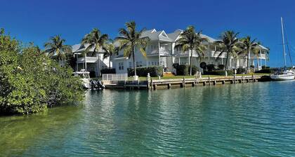 Gorgeous Waterfront 3 Bedroom Coral Lagoon Villa, Sleeps 8, with 40' Boat Slip!