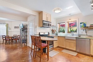 Refrigerador, microondas, horno, placa de cocina