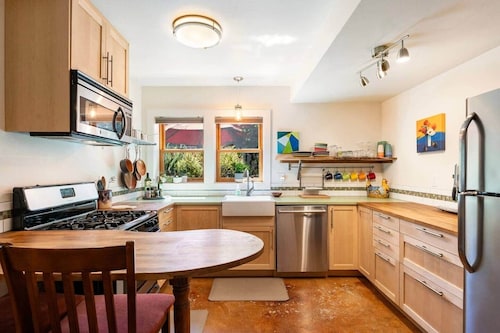 Walkable Sellwood 2BR Apartment