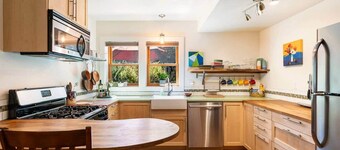 Walkable Sellwood 2BR Apartment