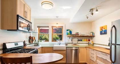 Walkable Sellwood 2BR Apartment