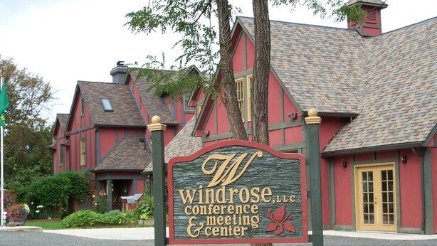 Un bâtiment sur lequel on peut lire l’inscription : « Windrose, LLC, centre de conférences et de réunions ».
