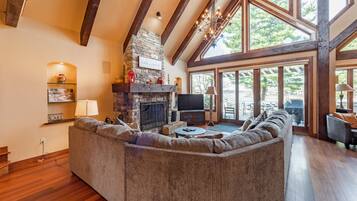 Televisión, chimenea, reproductor de DVD, mesa de ping pong