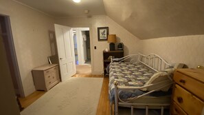 5 bedrooms, desk, iron/ironing board, travel crib - Ski, Snowboard, Hike, or just Relax at our Spacious Home for Family and Friends! (Saxtons River)