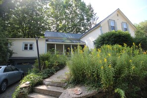 Exterior - Ski, Snowboard, Hike, or just Relax at our Spacious Home for Family and Friends! (Saxtons River)