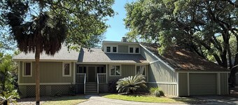 Beautiful 3 bdrm 2.5 bath ranch on the 3rd fairway of Cougar Point Golf Course.