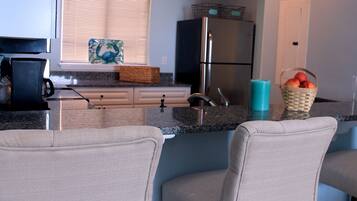 Réfrigérateur, four à micro-ondes, un four, surface de cuisson