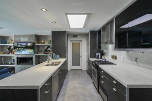 Jääkaappi, mikroaaltouuni, uuni, liesi