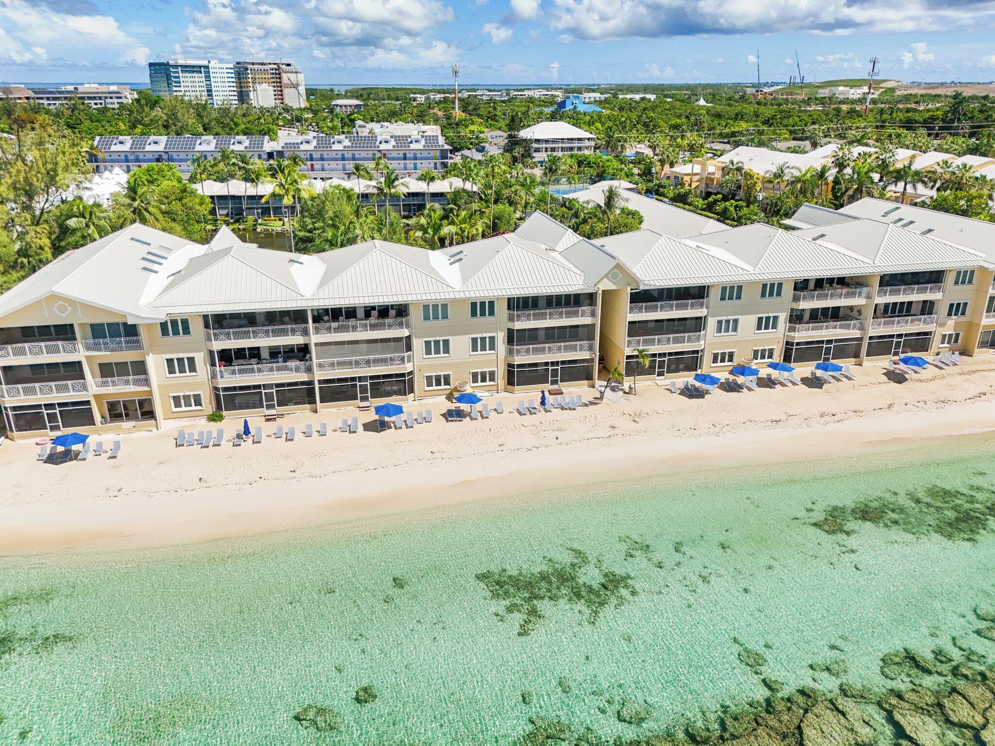 Plage, chaises longues, serviettes de plage
