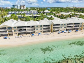 Plage, chaises longues, serviettes de plage