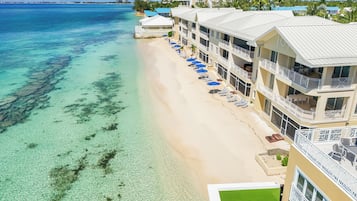 Plage, chaises longues, serviettes de plage