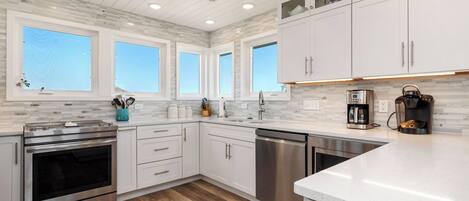 Køleskab, mikrobølgeovn, ovn, kogeplade