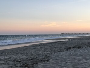 Perto da praia, espreguiçadeiras