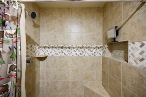 Serviettes fournies, papier toilette
