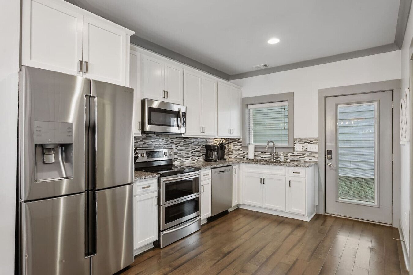 冷蔵庫、電子レンジ、オーブン、コンロ