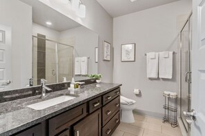 Ensemble douche/baignoire, articles de toilette gratuits, sèche-cheveux