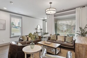 TV - Upscale 4BR on Music Row near 12th S/Gulch/Broadwy (Nashville)