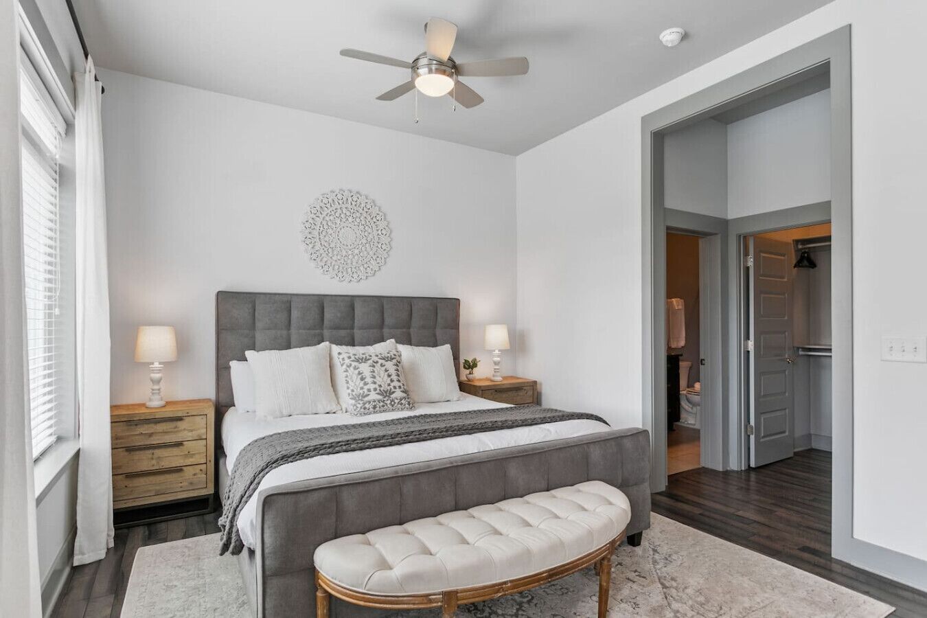 4 室のベッドルーム、デスク、アイロン / アイロン台、旅行用ベビーベッド