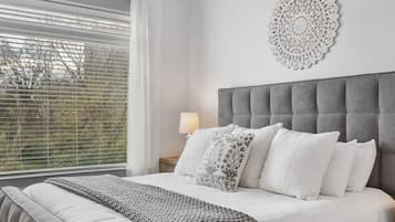 4 bedrooms, desk, iron/ironing board, travel cot