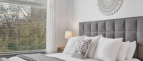 Skrivebord, strykejern/-brett, reiseseng for barn og wi-fi