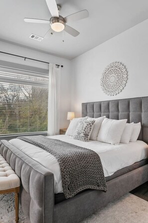 4 chambres, bureau, fer et planche à repasser, lit parapluie