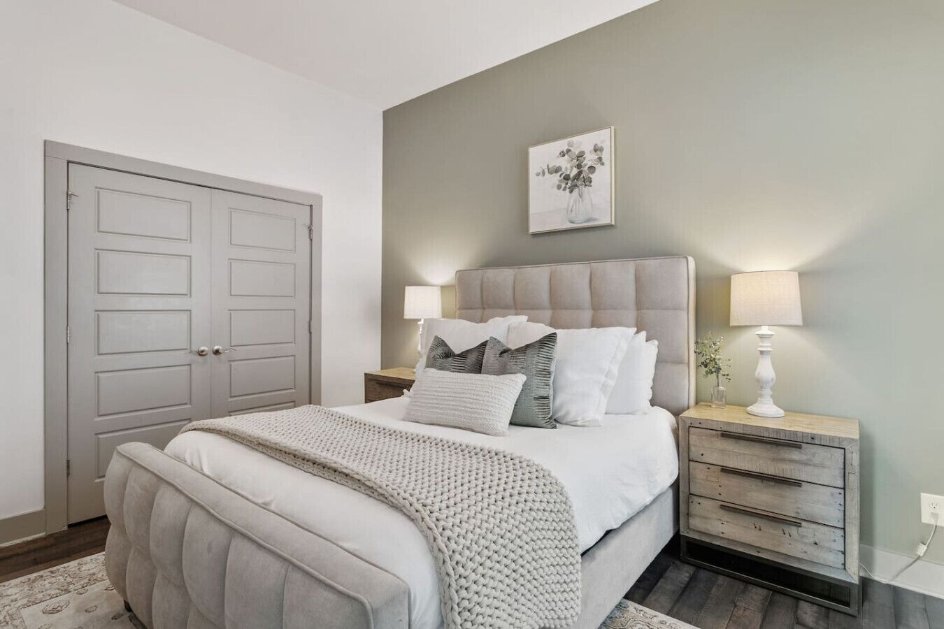 4 室のベッドルーム、デスク、アイロン / アイロン台、旅行用ベビーベッド