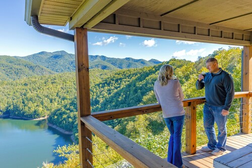 Kotkanpesä - Näkymä Fontana-järvelle ja Suurten savuisten vuorten Ntl-puistoon 