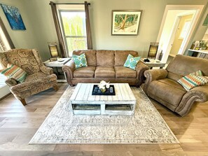 Fernseher, Kamin, DVD-Player, Bücher