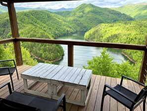 Outdoor dining - Wheelchair Access-Breathtaking Views of Mountains & Lake-Hot Tub-Fragrance Free (Bryson City)