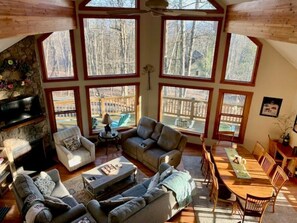 Televisio, takka, DVD-soitin, pöytätennispöytä