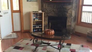 Televisión, chimenea, reproductor de DVD y tenis de mesa