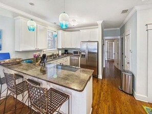 ثلاجة، ميكروويف، فرن، موقد طهي مسطح