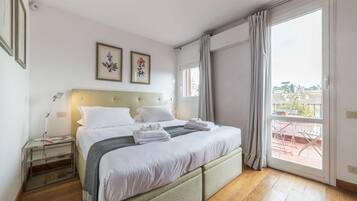 2 bedrooms, desk, iron/ironing board, WiFi