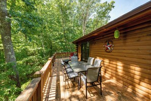 Outdoor dining - Dog Friendly Hexagon Log Cabin Near Deep Creek Lake (Oakland)